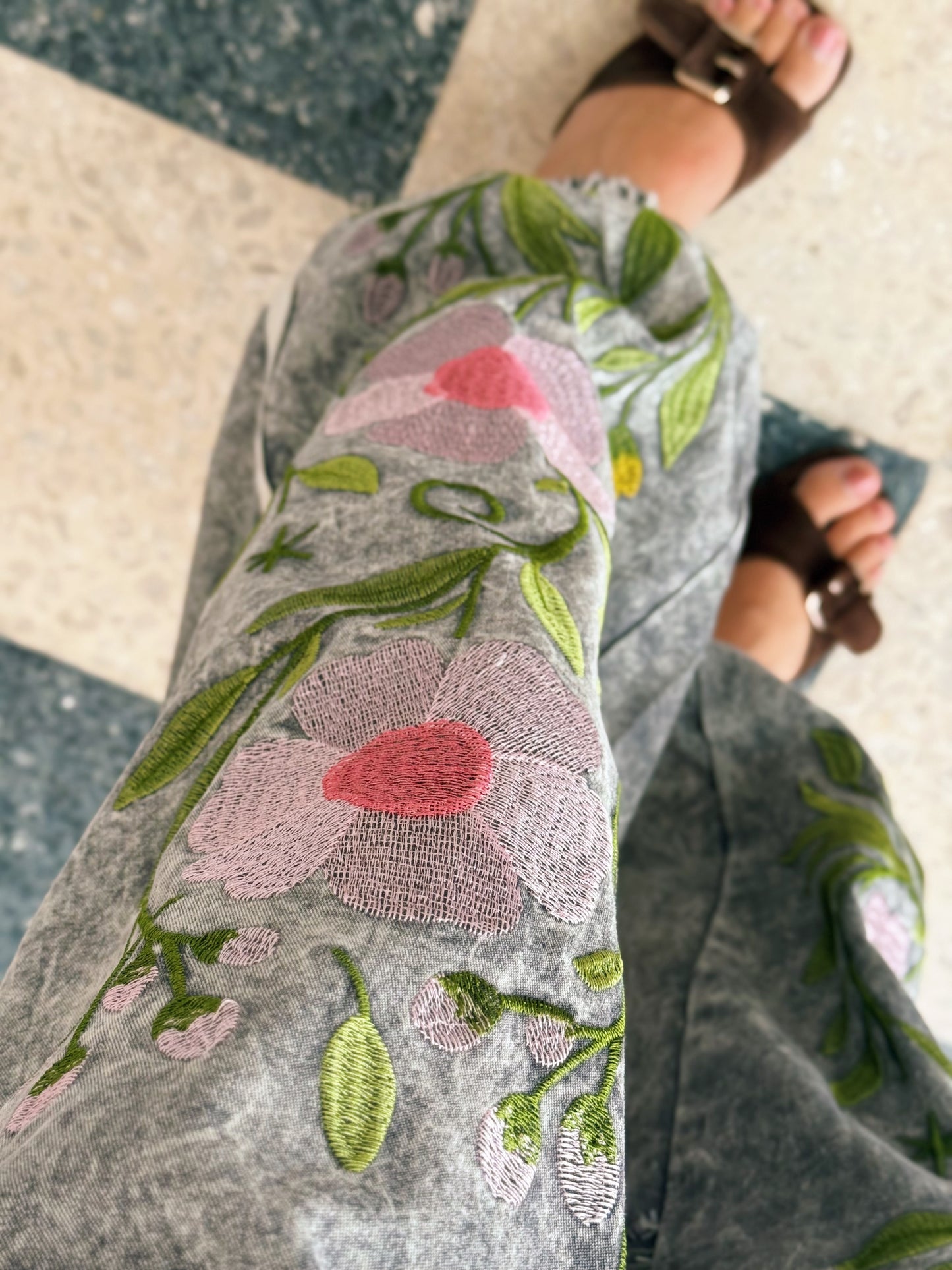 Embroidered Detail Jogger Jeans